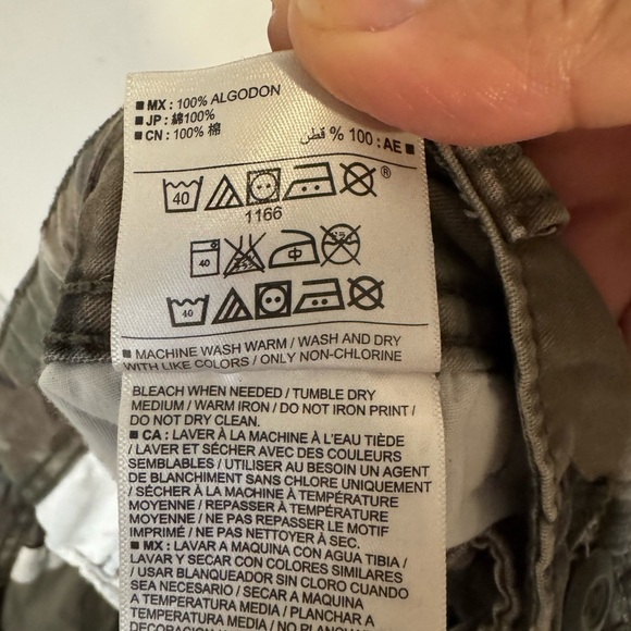 Old Navy Men's Green Camouflage Cargo Shorts - Picture 6 of 6